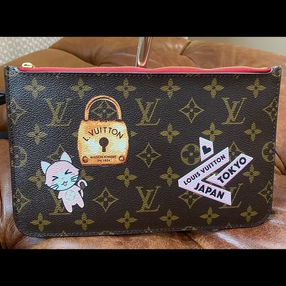 Lv Limited edition Wrislet - Picture 2 of 15